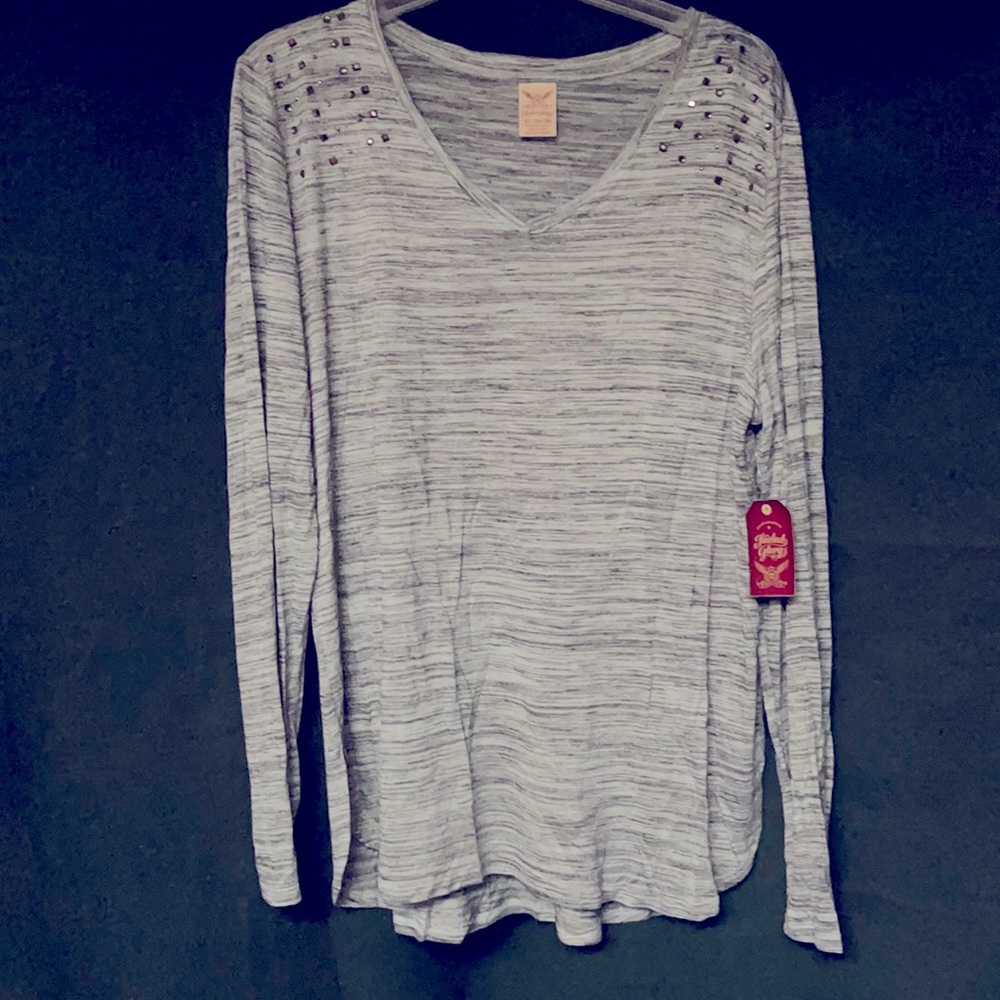 I’m selling a grey blouse.